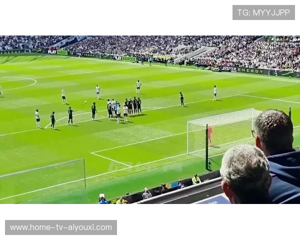 足球世界波直挂死角，展现无与伦比的技巧与艺术